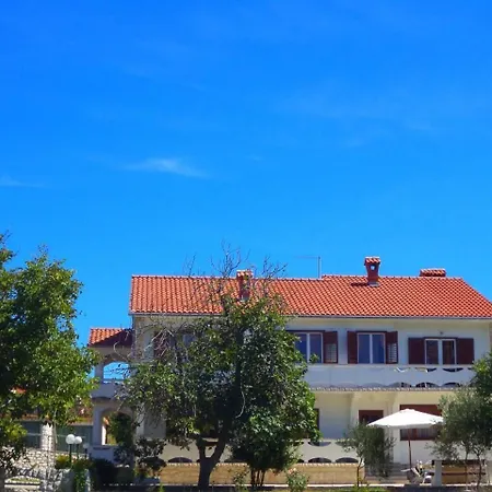 Grosse In Kampor Mit Eigenem Balkon * Rab Town